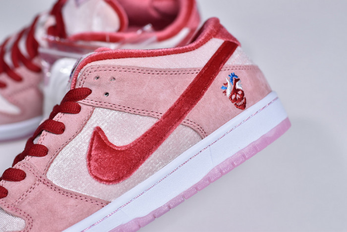 nike sb dunk low strangelove skateboards ct2552-800