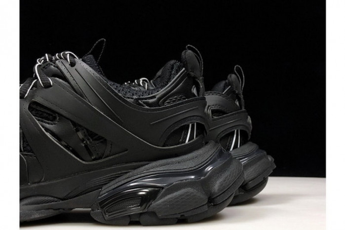 balen wmns track trainer 