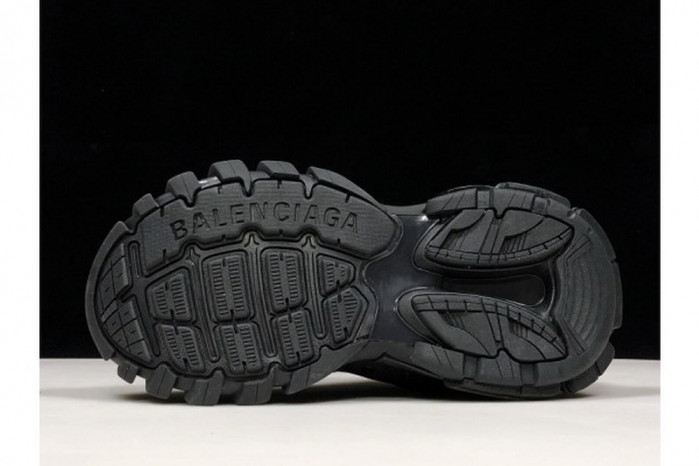 balen wmns track trainer 