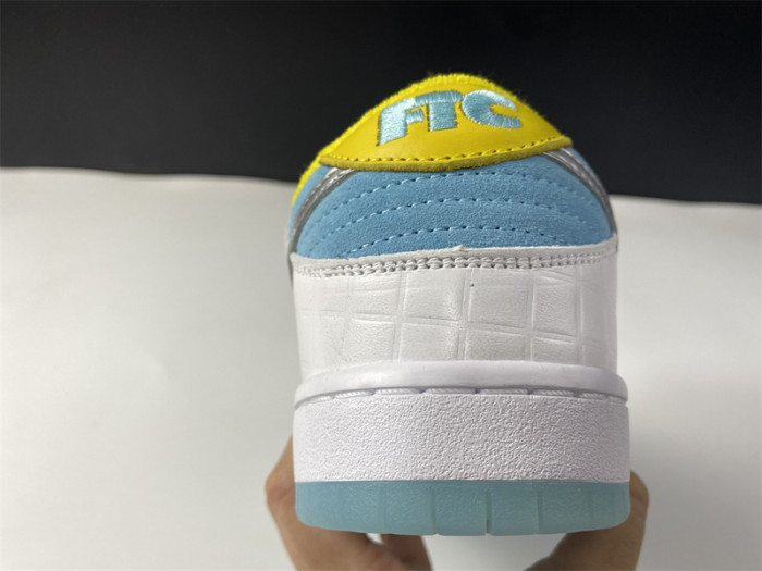 how the ftc x nike sb dunk low looks on-feet dh7687-400