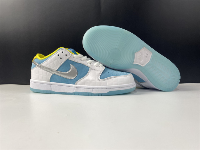 how the ftc x nike sb dunk low looks on-feet dh7687-400