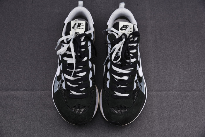 nike vaporwaffle sacai black white cv1363-001