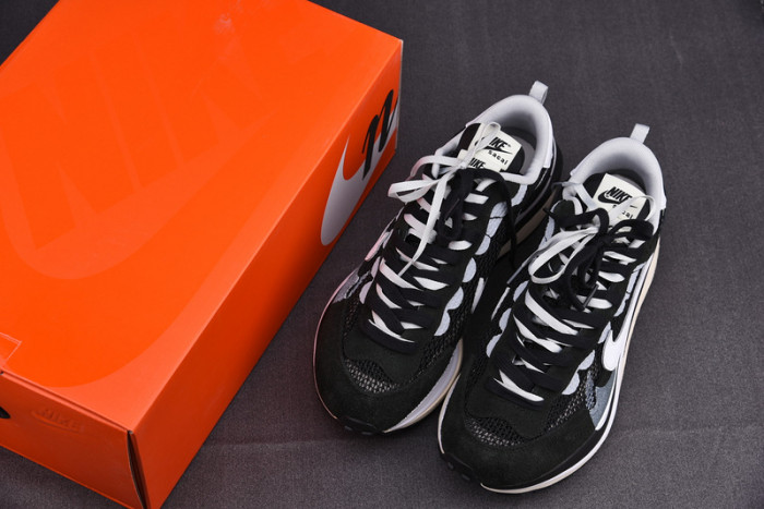 nike vaporwaffle sacai black white cv1363-001