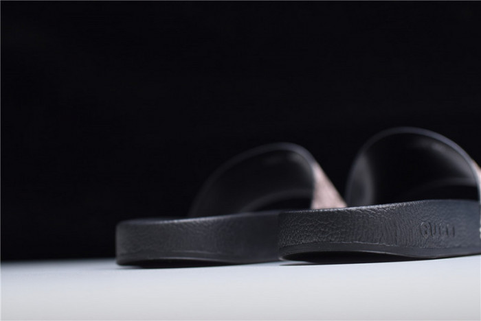 G*u*i1 sandals